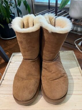 Classic UGG Bailey Bow Shearling Lined Boots - Chestnut Brown Sz 8